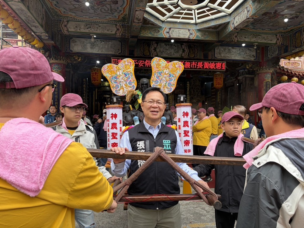 民眾黨嘉義市長參選人張啓楷祈願眾神護佑嘉義鄉土，全程參與嘉邑祀典大天宮神農大帝依循古禮出巡舊諸羅四城門。（圖/張啓楷競選總部提供）