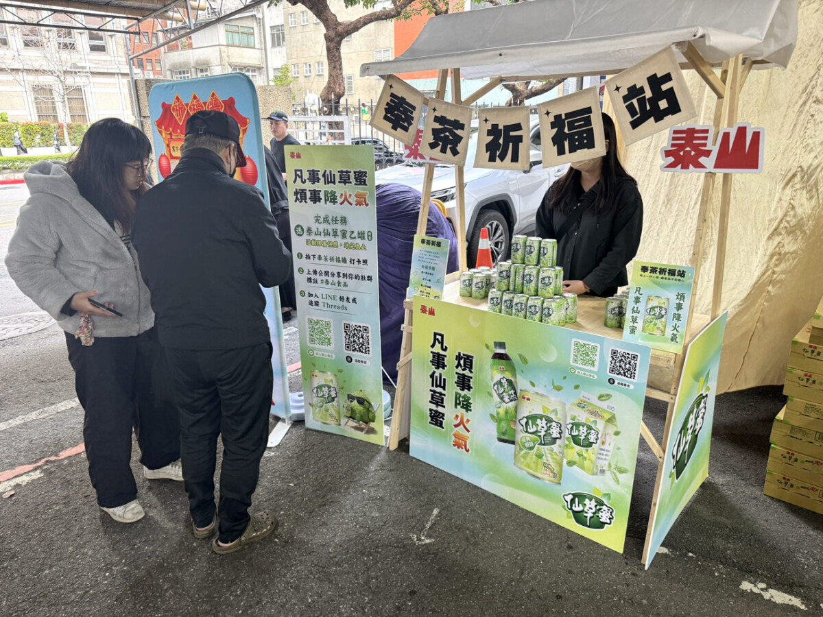 土地公尾牙日奉茶祈福　民眾寫卡祈願求平安