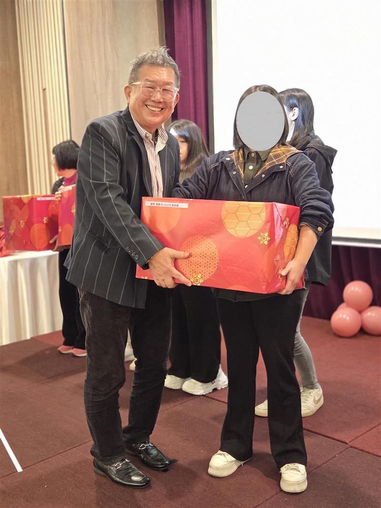 犯保協會嘉義分會林文村主任委員（左）向馨生人祝福。（圖/嘉義地檢署提供）