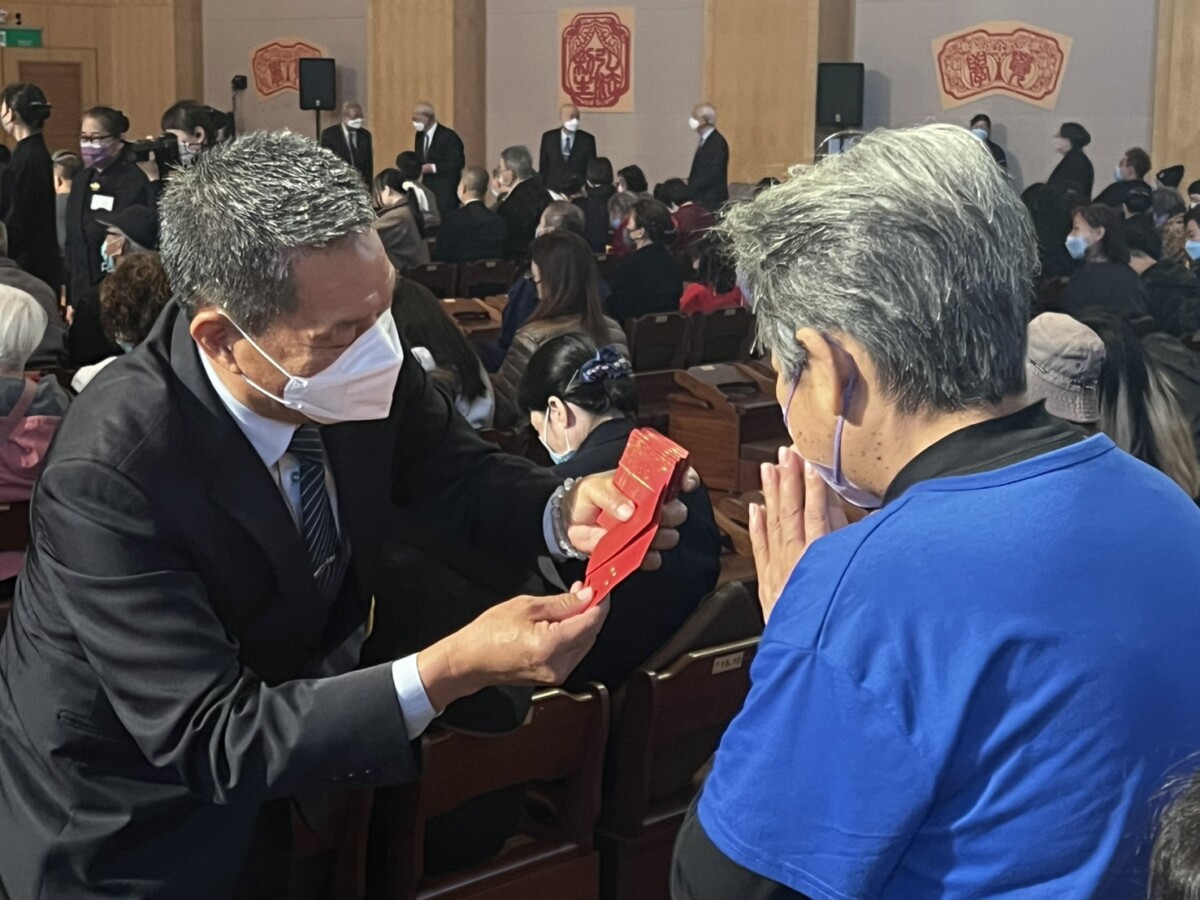 ▲天然災害應變中心名召集人潘機利，爲來參加圍爐的鄉親獻上虔誠的祝福。（記者 李堂安 翻攝） 