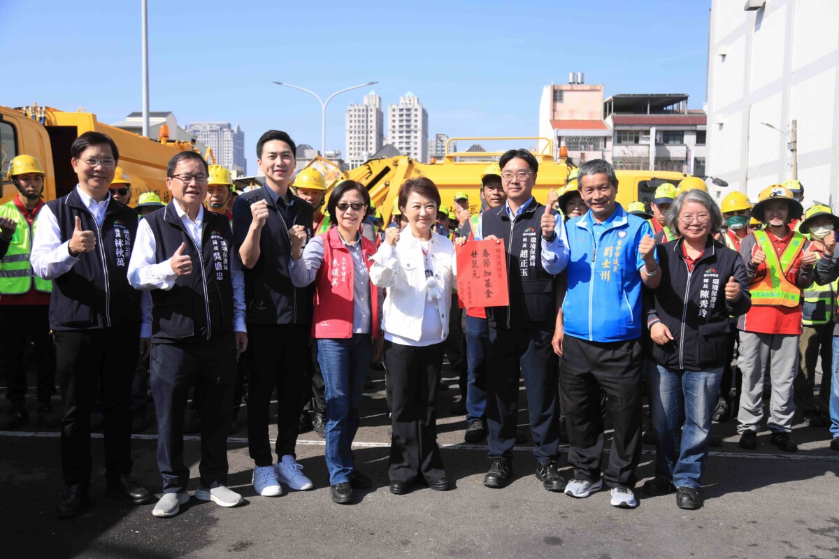 ▲年節前夕慰勞環保英雄，市長盧秀燕赴南屯清潔隊致贈加菜金。(圖/中市府提供)