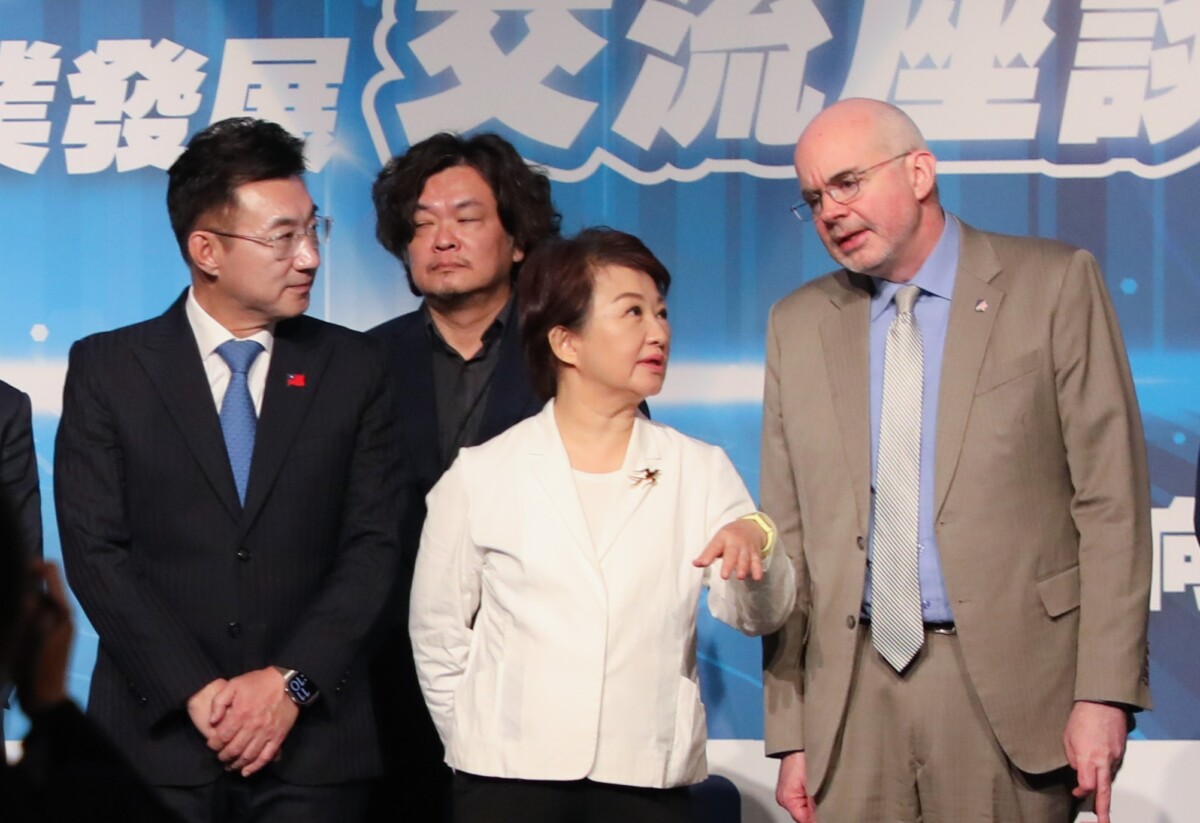 ▲市長盧秀燕出席座談會與美國在台協會（AIT）處長谷立言Raymond F Greene、立法院副院長江啟臣交流。(圖/中市府提供)