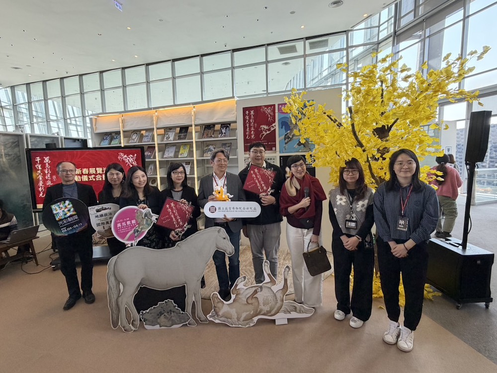 故宮團隊在余佩瑾副院長帶領下，闕啟迎新春馬年大展。（圖/記者黃采琳翻攝）