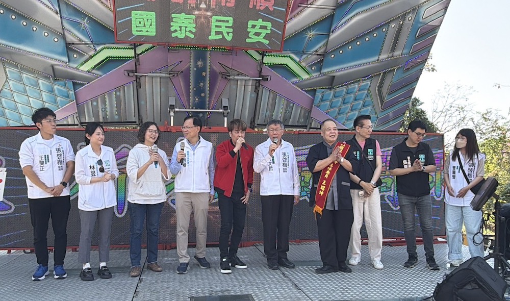 民眾黨主席柯文哲率隊南下嘉義市,與地方團隊齊聚走春拜廟,並與翁立友、王昭坤等人合唱〈堅持〉與〈世界第一等〉等歌曲,氣勢十足。(圖/張啓楷競選總部提供)