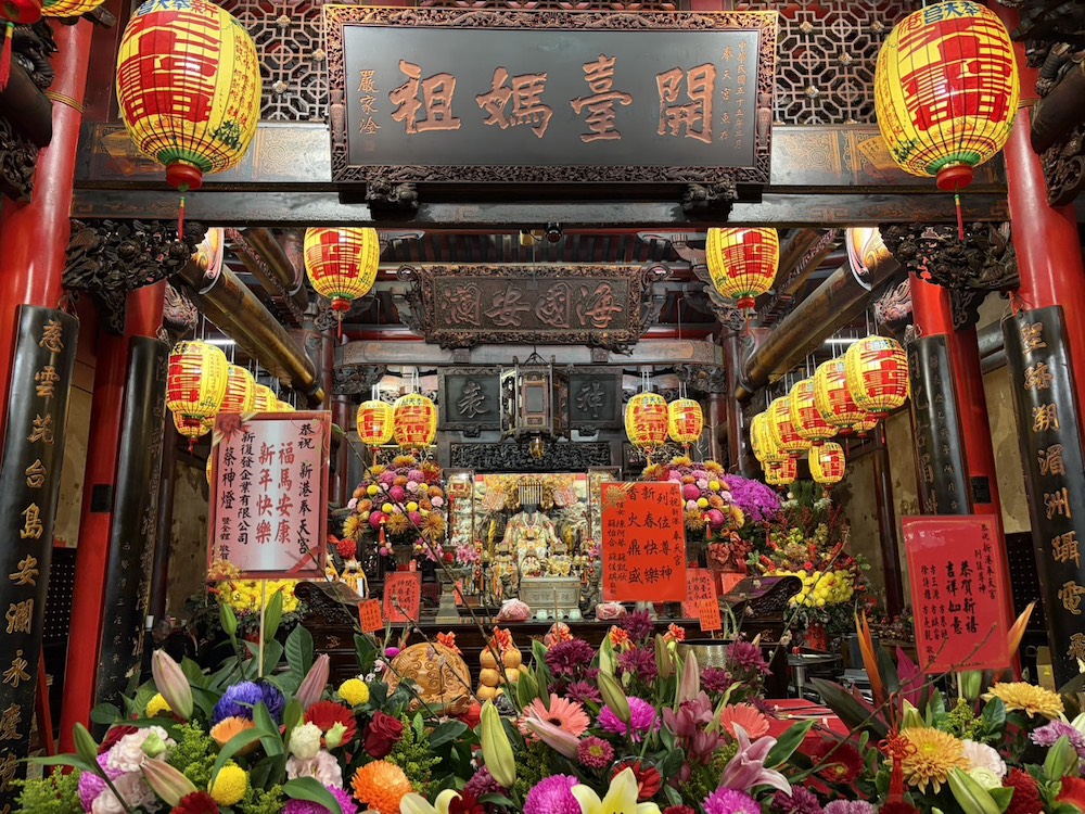 花糰錦簇的開臺媽祖。（圖/記者黃采琳攝）