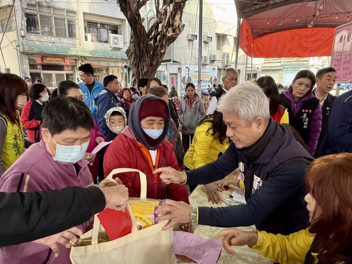 ▲傳遞愛心寒冬送暖公益活動，讓弱勢家庭感受社會溫暖。(圖/記者顏淑娟攝)