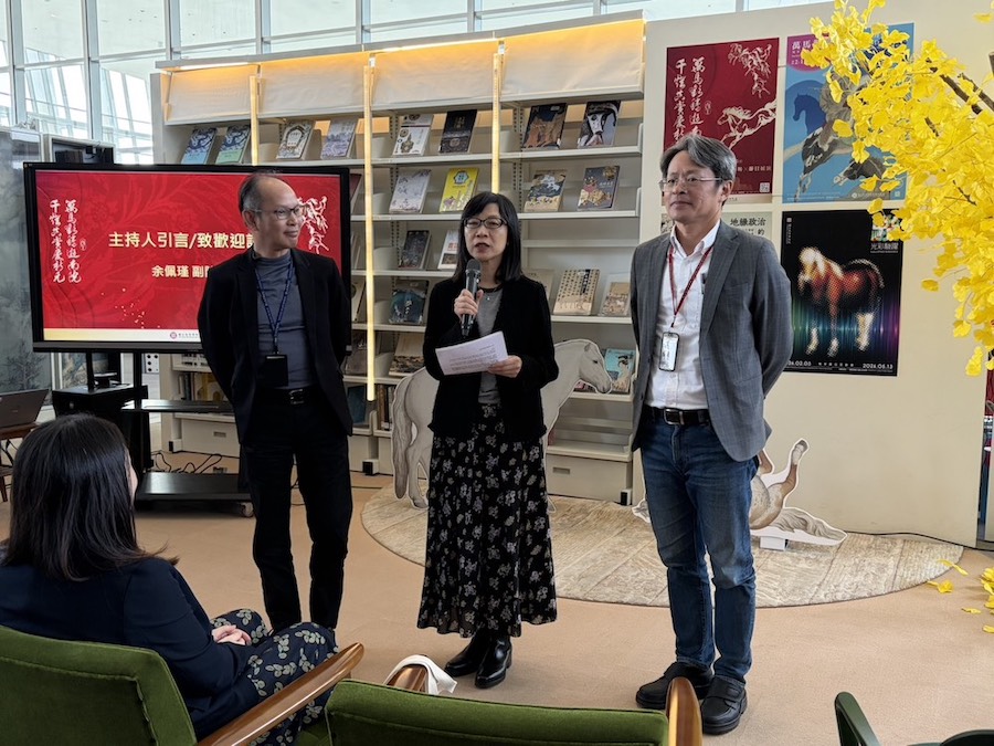 余佩瑾副院長（中）南下在彭子程處長（右）等人陪同，親自主持開展並引言。（圖/記者黃采琳翻攝）