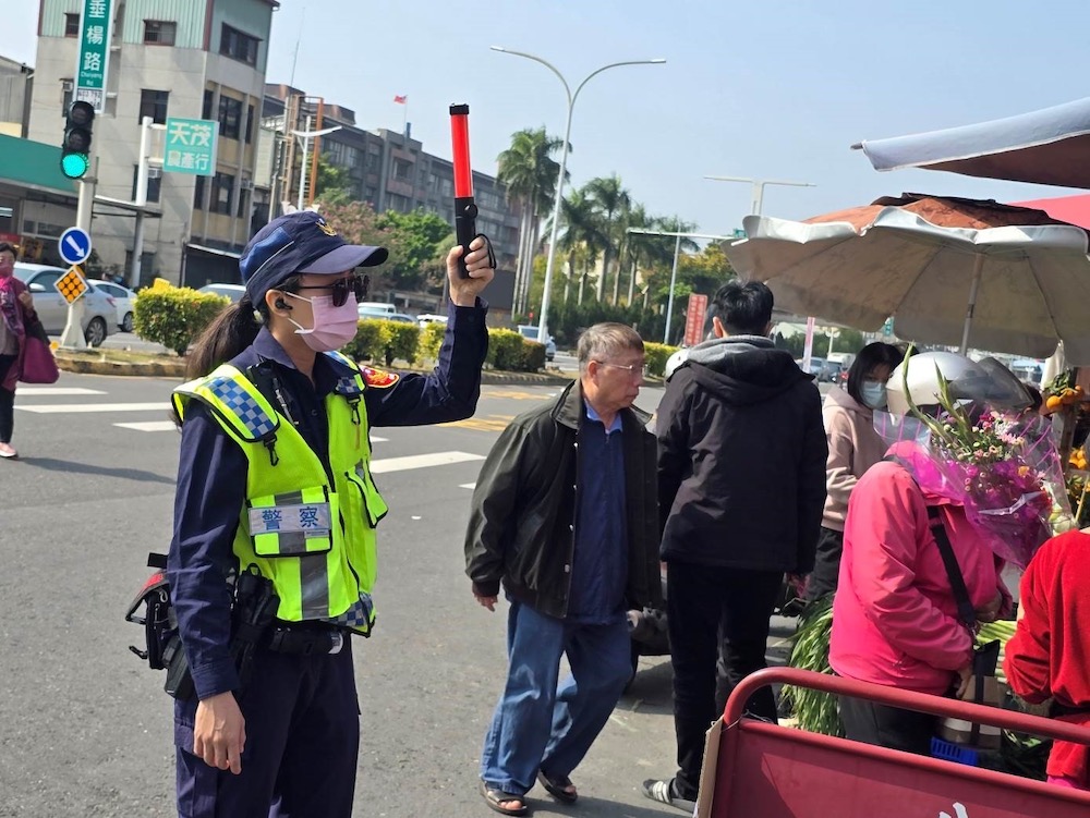嘉義市警察局為迎接農曆春節9天連假，將在重要路段(口)實施交通疏導措施、加強巡邏，以全力維護春節連續假期的交通順暢與安全。（圖/嘉義市警察局提供）