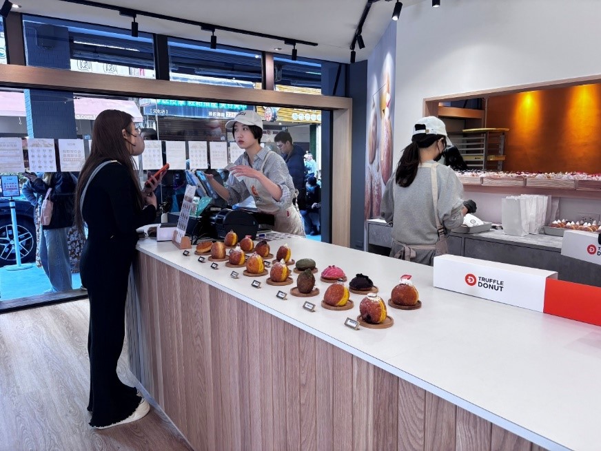 ▲門市櫃檯前陳列多款甜甜圈品項，可讓客人近距離參考。(圖/TRUFFLE DONUT提供)