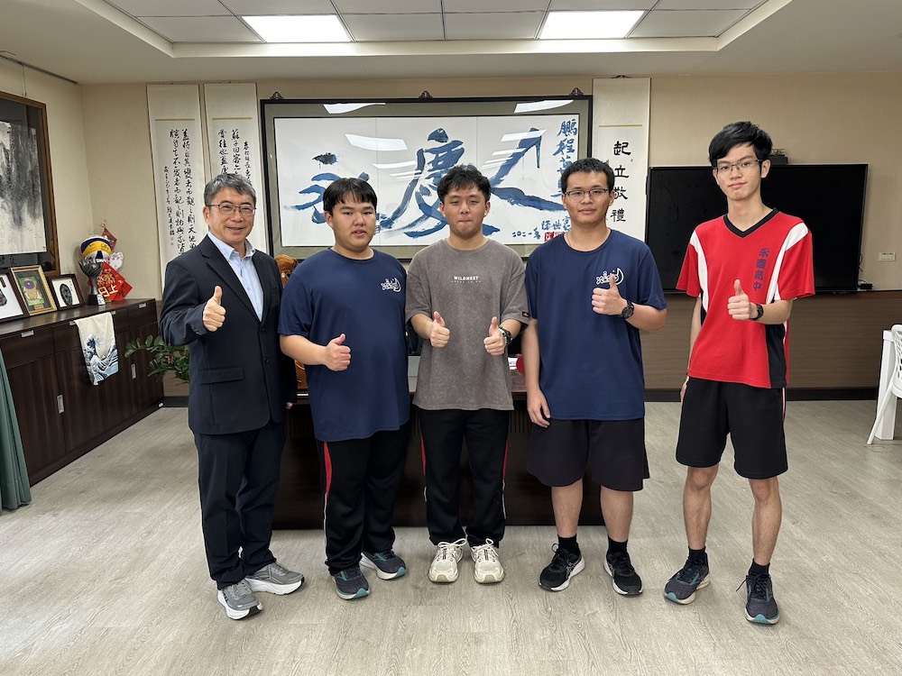 左起:郭春松校長、柯博鈞、翁少宸、陳顗任、蘇品豪同學。(圖/永慶高中提供)