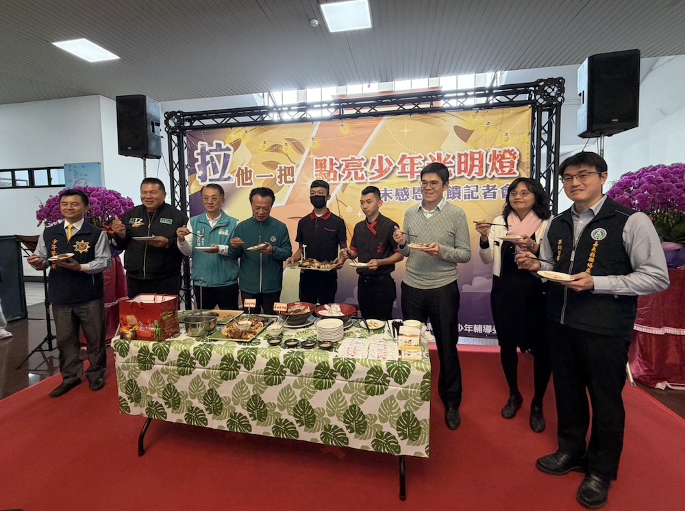 少年代表小全現場展示自己在職場上的學習成果,邀請縣長及與會來賓品嚐,獲得一致好評與鼓勵。(圖/記者黃采琳翻攝)