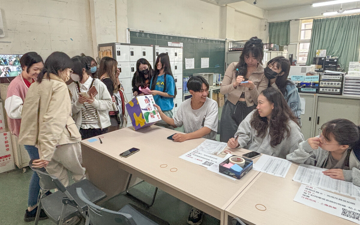 ▲同學紛紛在「幸福盲盒任務」抽取任務卡，同學彼此互相打氣的氛圍在校園散發幸福的滋味。（圖/中華藝術學校提供）