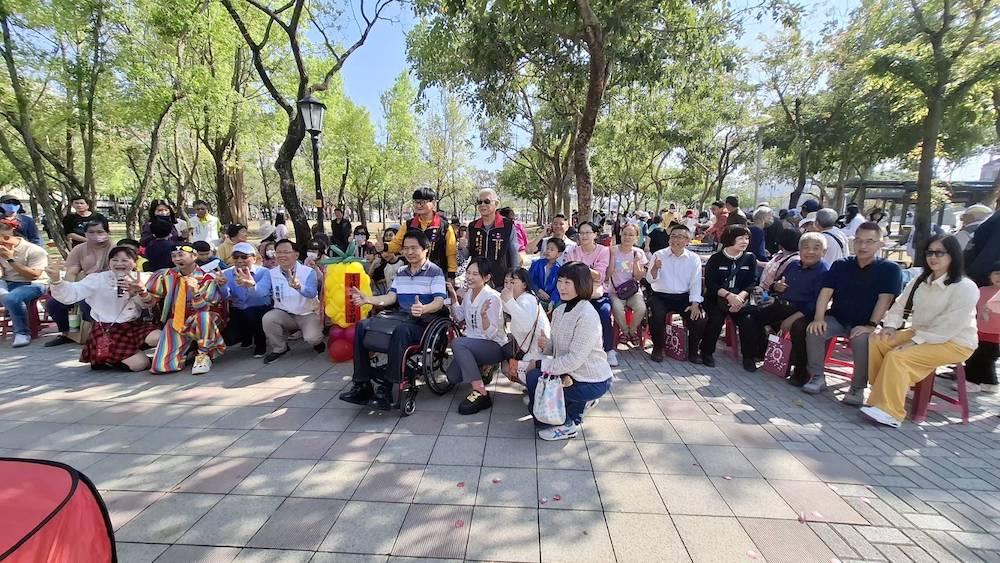 張啓楷與林昱孜將分別代表民眾黨參選人嘉義市長與嘉義市議員，今天在民族路418號正式成立「東區聯合服務處」。諸多嘉義市地方人士、親子與嘉義縣東石鄉長林俊雄、義竹鄉長黃政傑等人到場力挺。（圖/民眾黨提供）