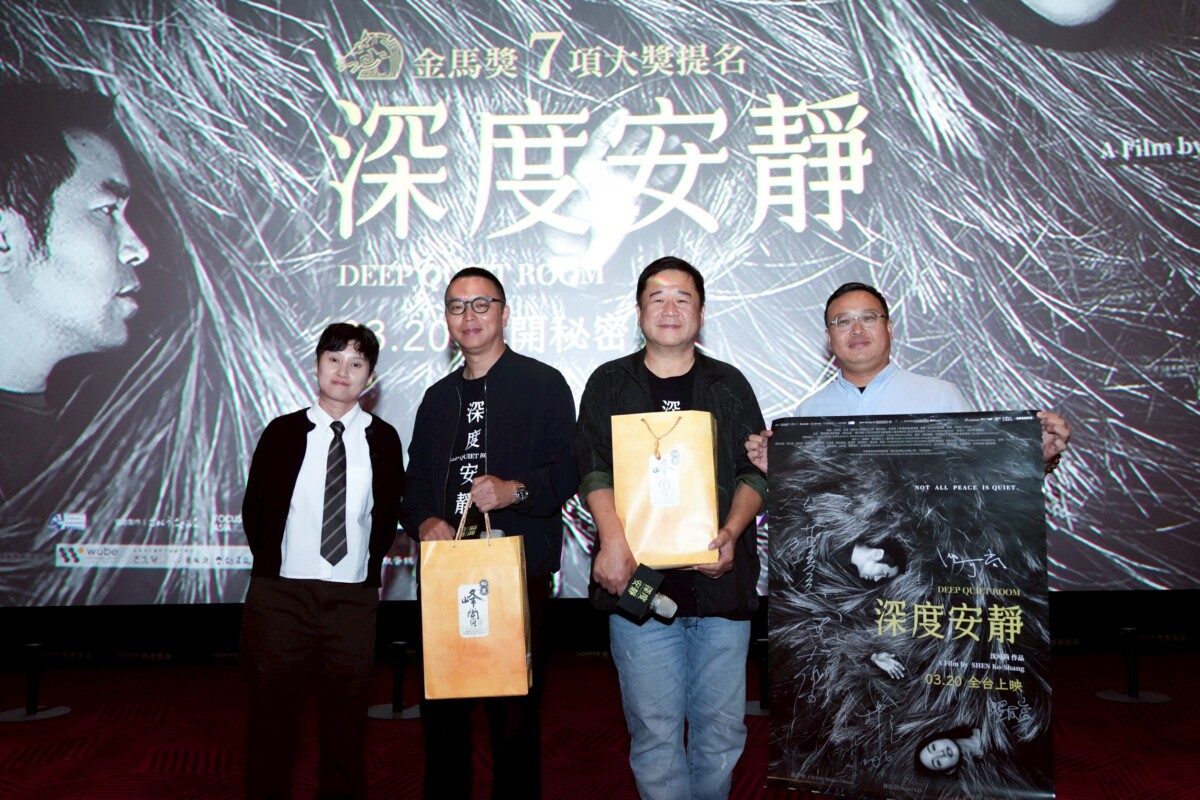 ▲左起：台中市影視發展基金會執行長張婉榆、導演沈可尚、監製瞿友寧、中市府新聞局專委劉仲偉與劇組互贈台中伴手禮及電影簽名海報。(圖/記者顏淑娟翻攝)