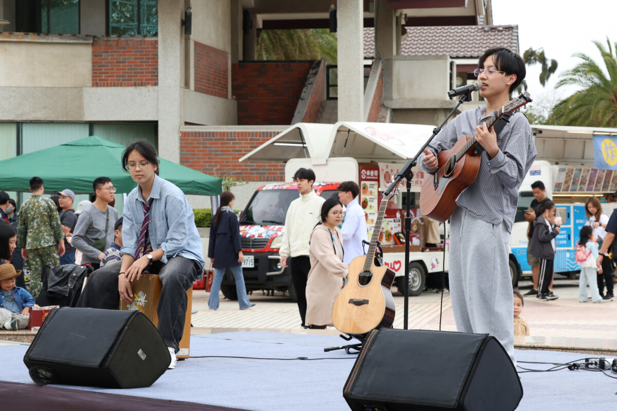 ▲「2026浮現祭 ╳ Go Go Fest」在港藝開演，演出學生熱力開唱。(圖/記者顏淑娟翻攝)