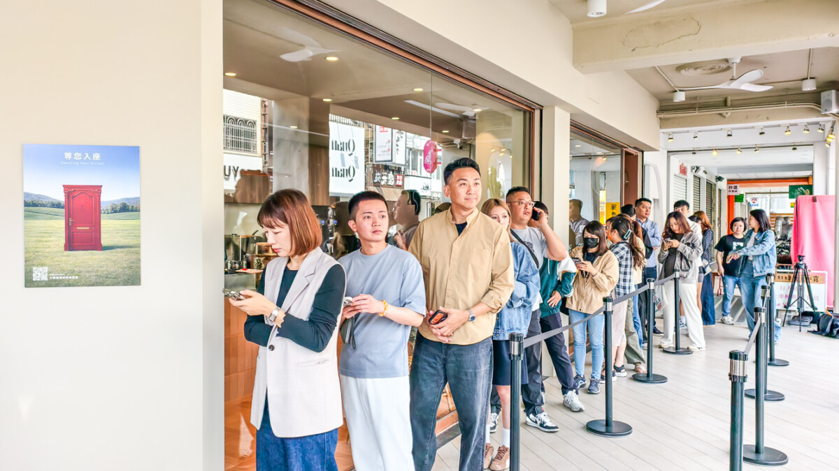 ▲BLIKE高雄店今天開幕，就吸引大批民眾排隊嚐鮮。（圖/記者黃淑貞攝）