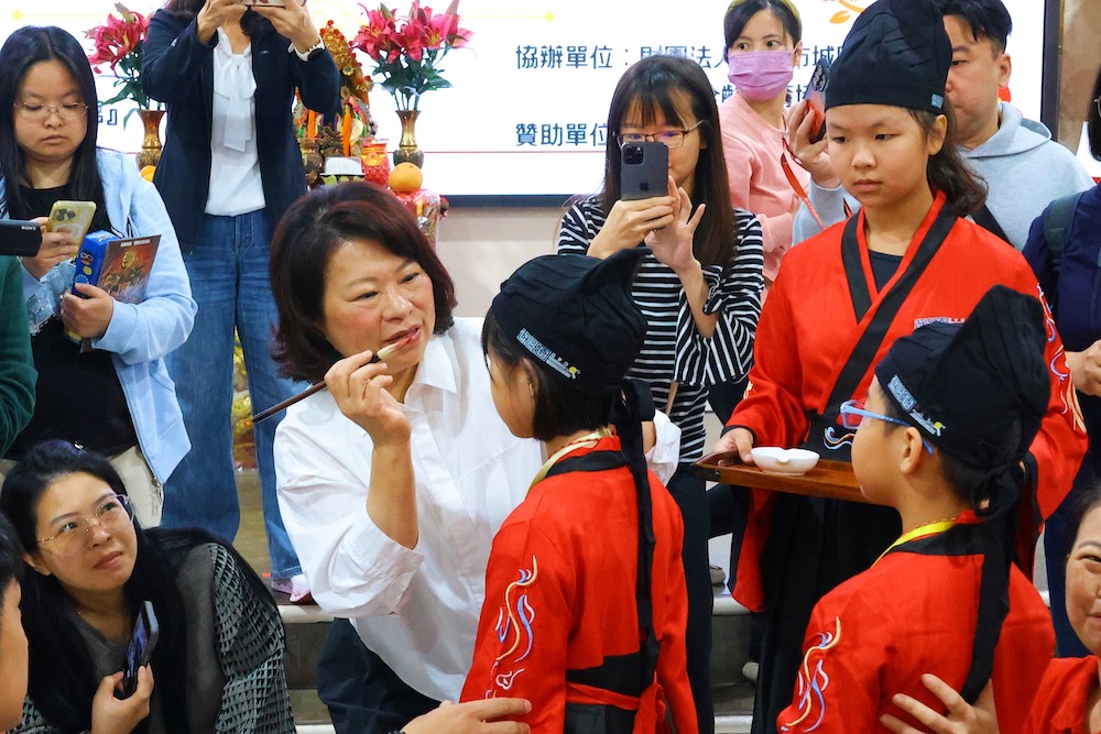 黃敏惠市長擔任啟蒙老師 祝福抓週寶寶幸福成長 黃敏惠市長擔任啟蒙老師 祝福抓週寶寶幸福成長