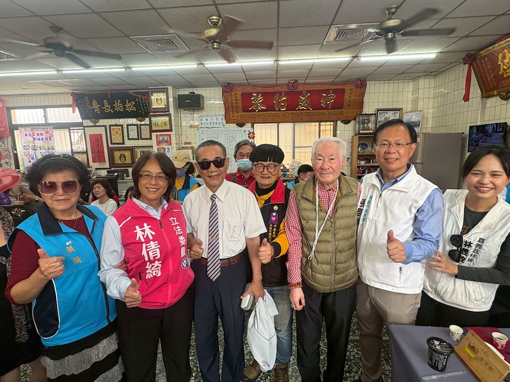 中華民國各級公教退休人員總會總會長胡敦富,繼國民黨立委謝龍介公開力挺民眾黨張啓楷代表藍白合參選嘉義市長後,也發表公開信率先表態「唯一支持」張啓楷,並將全力動員造勢。(圖/張啓楷競選總部提供)