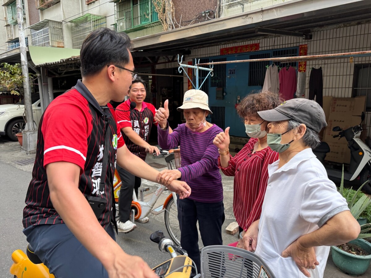 林智鴻議員深入鳳山巷弄與長輩親切互動，鄉親熱情比讚肯定其專業服務。（圖 / 林志鴻臉書 翻攝）
