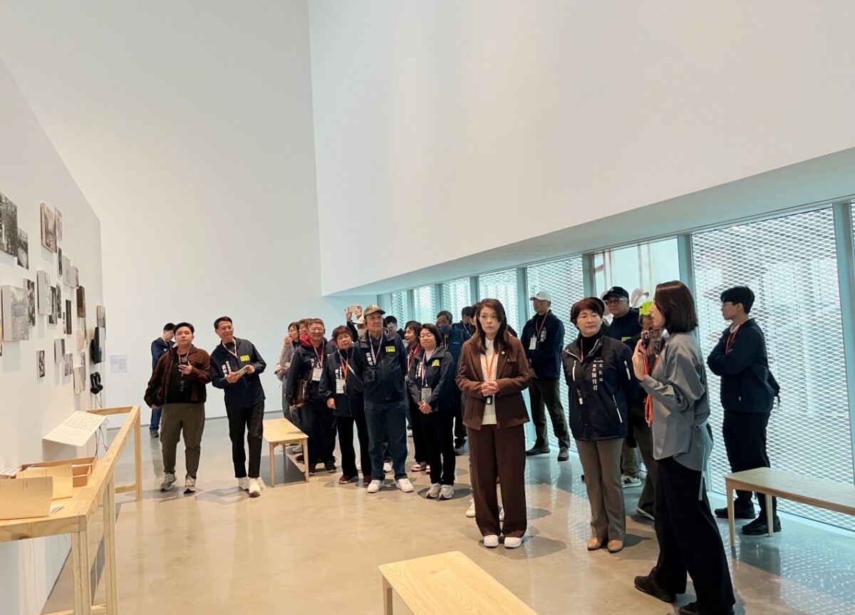 ▲市立美術館賴依欣館長為新竹市府團隊導覽。(圖/記者顏淑娟翻攝)