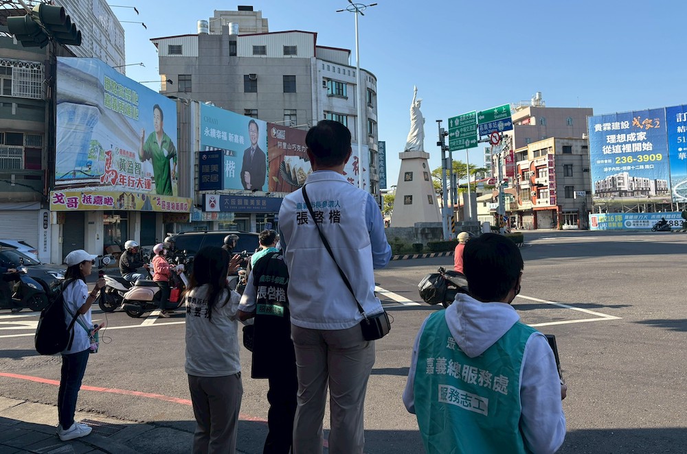 張啓楷清晨在蔡壁如和志工陪同站路口、進菜巿場　爭取支持衝刺民調