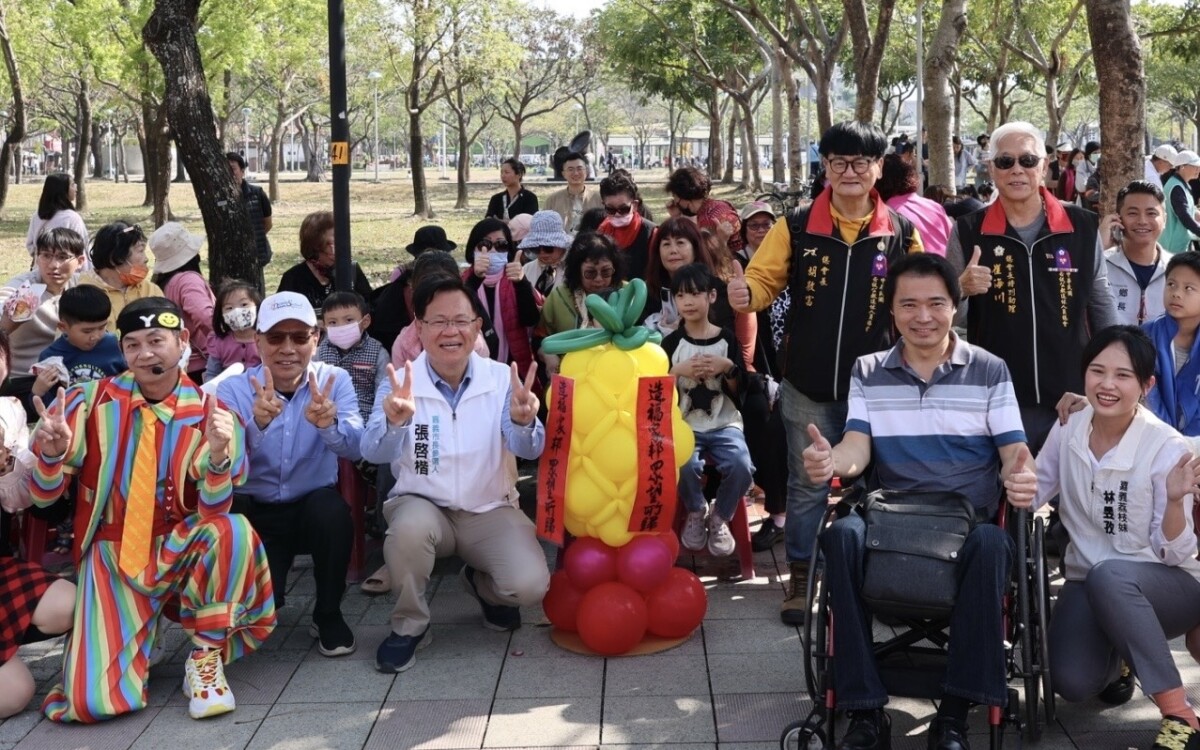 中華民國各級公教退休人員總會總會長胡敦富,繼國民黨立委謝龍介公開力挺民眾黨張啓楷代表藍白合參選嘉義市長後,也發表公開信率先表態「唯一支持」張啓楷,並將全力動員造勢。(圖/張啓楷競選總部提供)