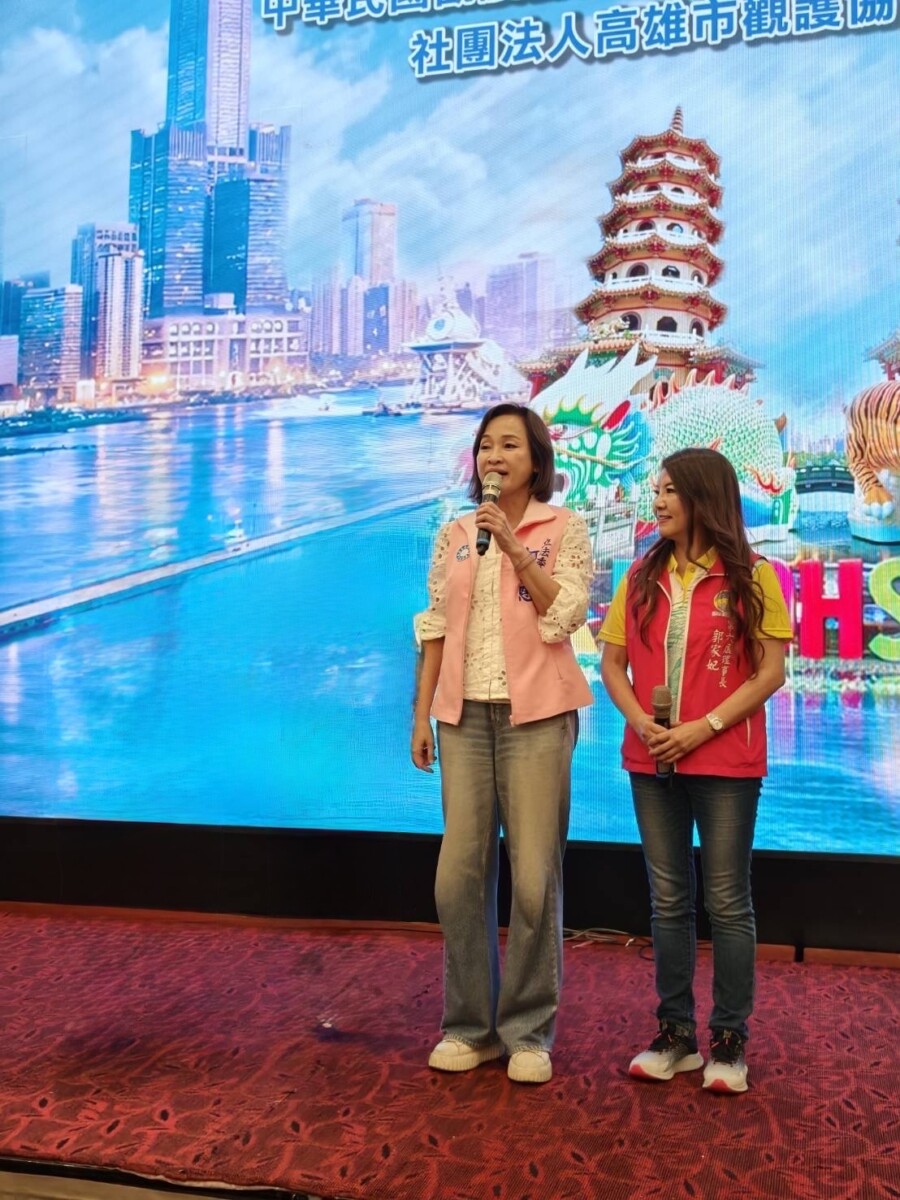 柯志恩（左）肯定高雄市觀護協會理事長郭家妃（右）對校園反毒扎根的付出。（圖／社團法人高雄市觀護協會 提供）