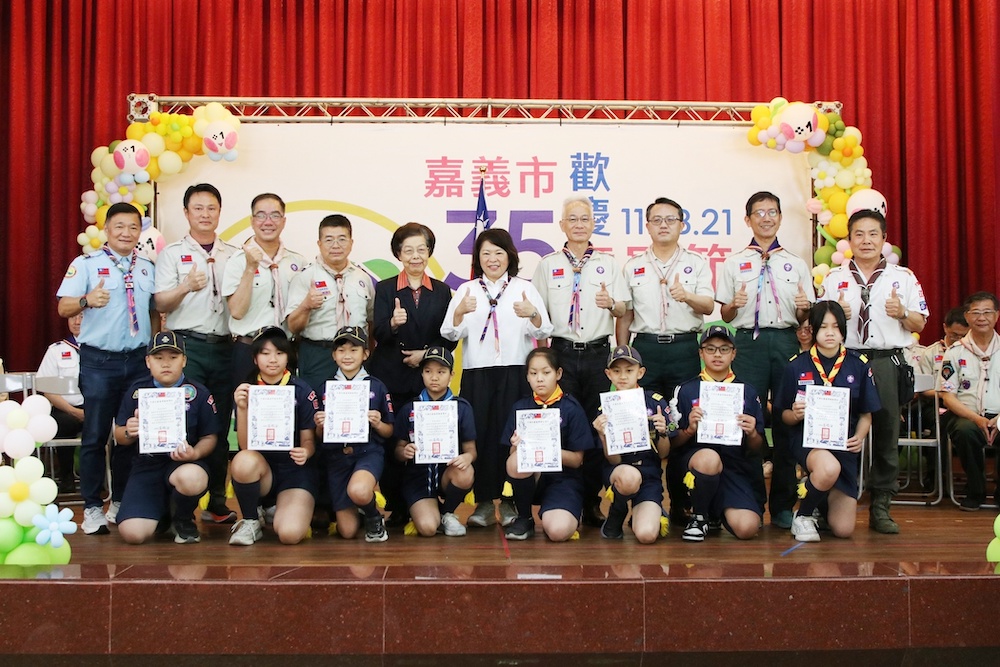 理事長黃敏惠市長頒發獎項表揚經童軍總會審查通過的46位獲得優秀童軍及榮獲績優團。（圖/嘉義市政府提供）