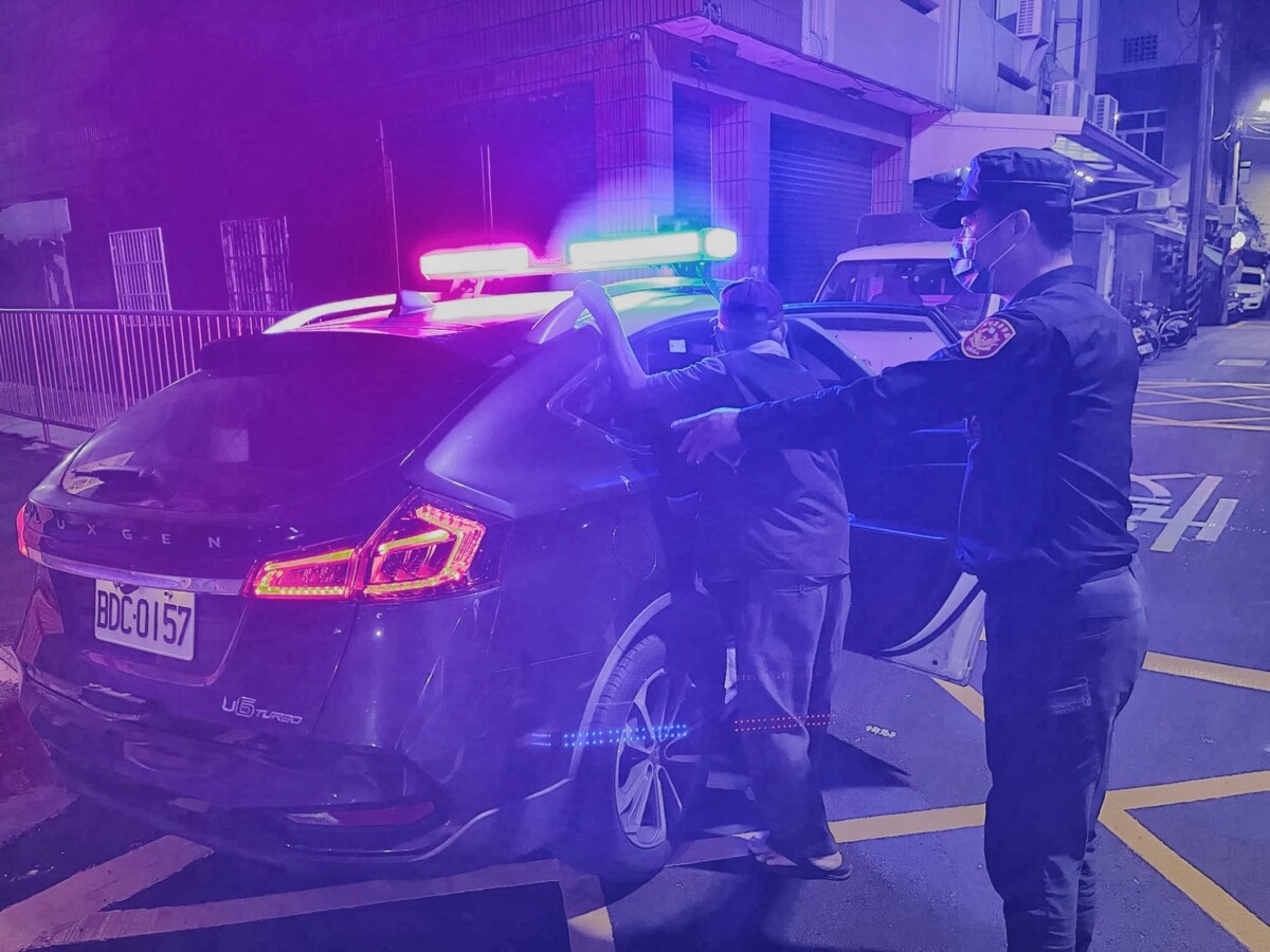 八旬翁騎車體力不支跌路旁　北港暖警護送返家感動鄰里