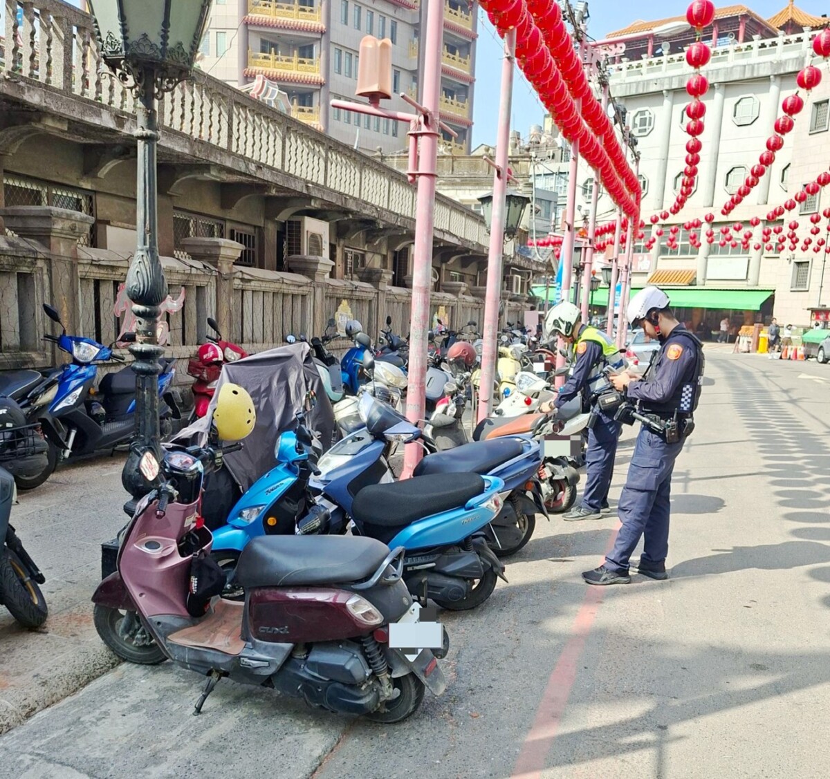 北港朝天宮周邊違停與占道攬客激增　警方強力取締維護交通安全