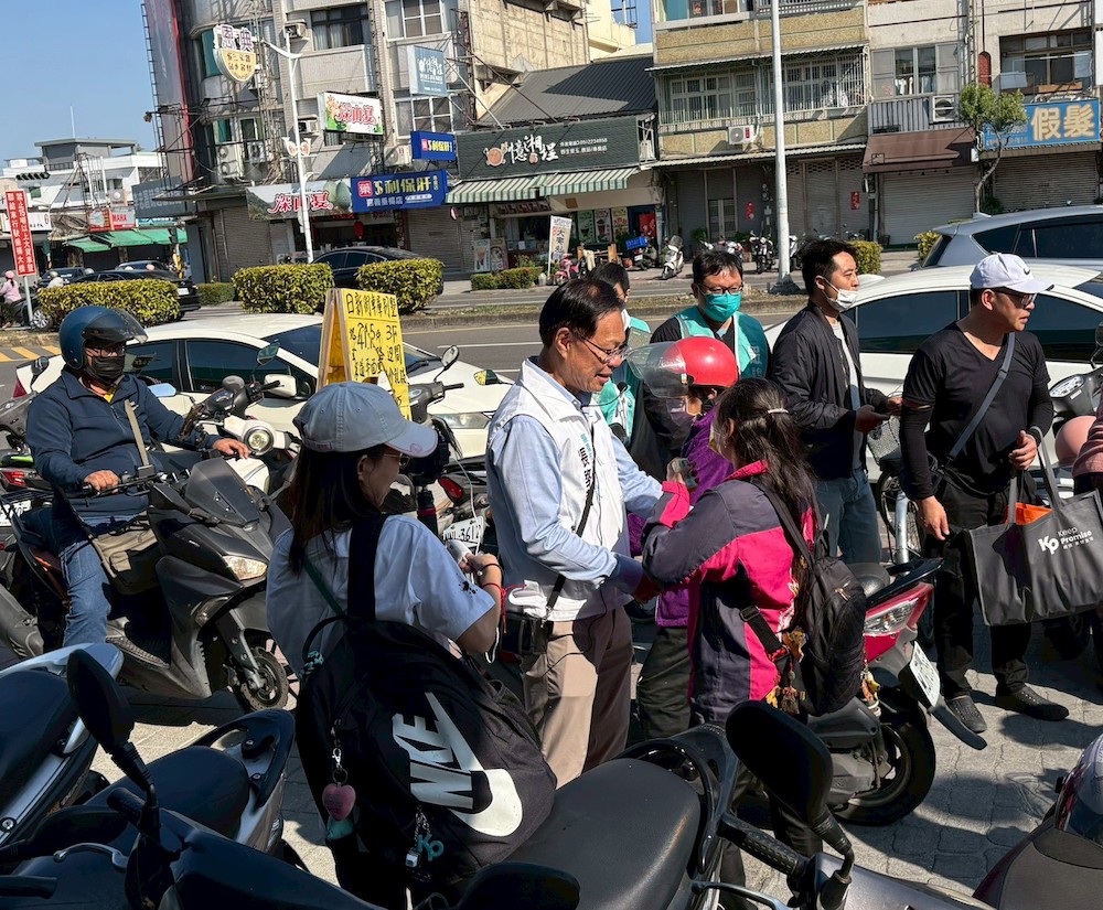 民眾黨嘉義市長參選人張啓楷在前立委蔡璧如和多位志工陪同下,站路口、進巿場掃街,向市民朋友問好,力爭藍白合市長民調勝出。(圖/張啓楷競選團隊提供)