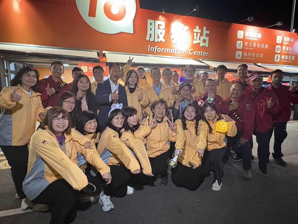 2026台灣燈會在嘉義,精彩呈現嘉義從農業大縣走向農工科技大縣的城市轉型樣貌。翁章梁縣長偕其夫人逐一感謝所有辛苦付出的工作人員,讓「嘉義終於被看見了」正式圓滿落幕。(圖/嘉義縣政府提供)