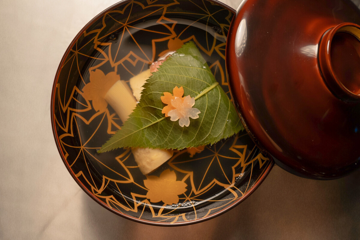 ▲「櫻鯛椀物」靈感來自「櫻餅」，選用油脂豐潤的櫻鯛，以鹽漬櫻花葉蒸製，重現落櫻浪。（圖/高雄洲際酒店提供）