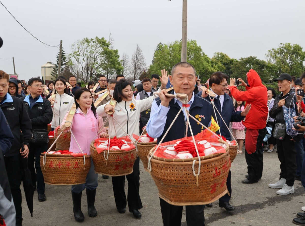 萬人齊聚馬鳴山元宵　吃飯擔祈福場面震撼