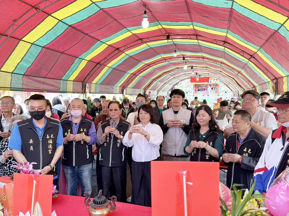 黃敏惠市長，率市府團隊參拜嘉義市古四城門的東門「東安宮」、西門「關廂境廟」、北門「北安宮」、南門「保南境福德正神廟」以及嘉邑福德宮為市運祈福。（圖/嘉義市政府提供）