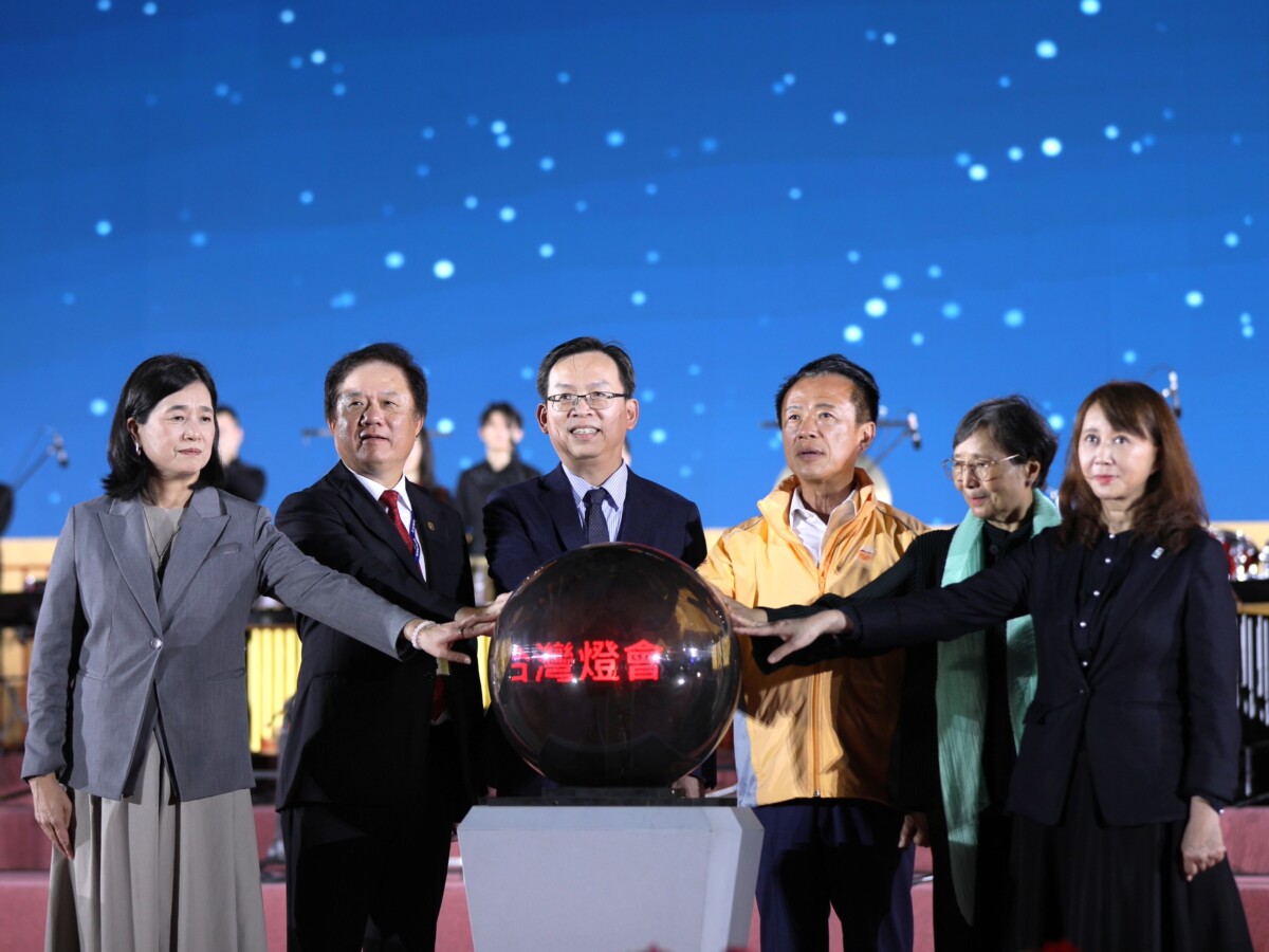 嘉義縣長翁章梁，並與觀光署長陳玉秀、中華電信董事長簡志誠、台灣觀光協會榮譽會長葉菊蘭及台灣觀光協會會長簡余晏等人共同啟動主燈儀式。（圖/嘉義縣政府提供）