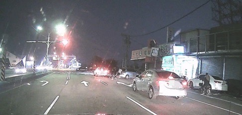 台一線驚見拋錨險象環生　斗南警徒手推車化解危機