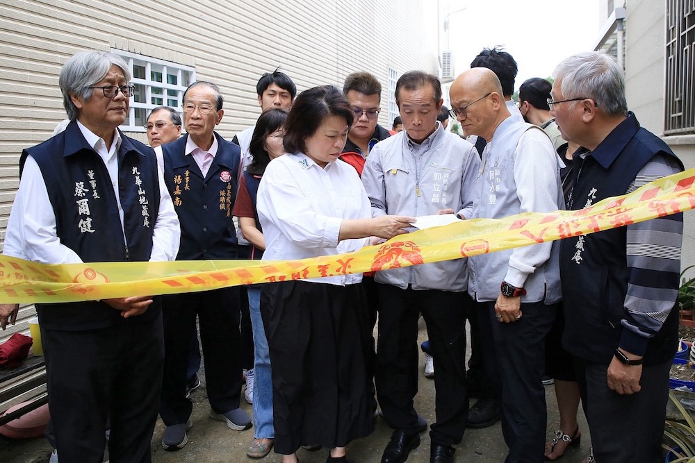 嘉義市長黃敏惠率市府團隊前往火災現場，關心慰問受災戶，並允將會持續提供受災民眾必要的支持與關懷，陪伴大家度過難關。（圖/嘉義市政府提供）