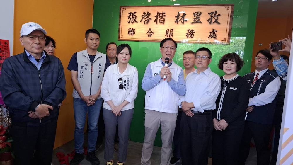 張啓楷與林昱孜將分別代表民眾黨參選人嘉義市長與嘉義市議員，今天在民族路418號正式成立「東區聯合服務處」。諸多嘉義市地方人士、親子與嘉義縣東石鄉長林俊雄、義竹鄉長黃政傑等人到場力挺。（圖/民眾黨提供）