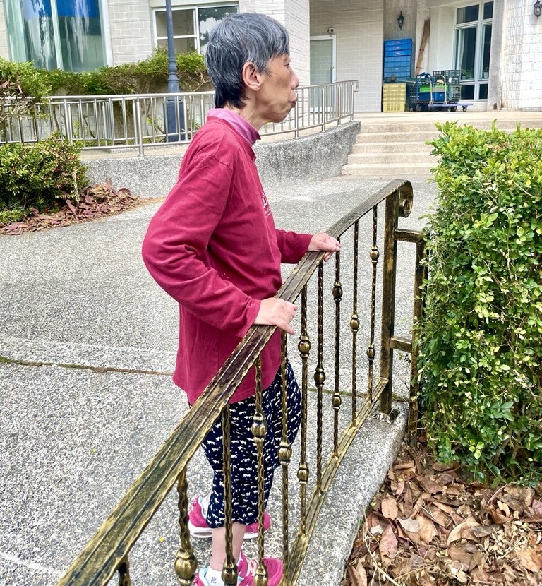 ▲天鵝堡在坡道增設扶手,讓阿甄有支撐的地方慢慢走完斜坡路。(圖/喜憨兒基金會提供)