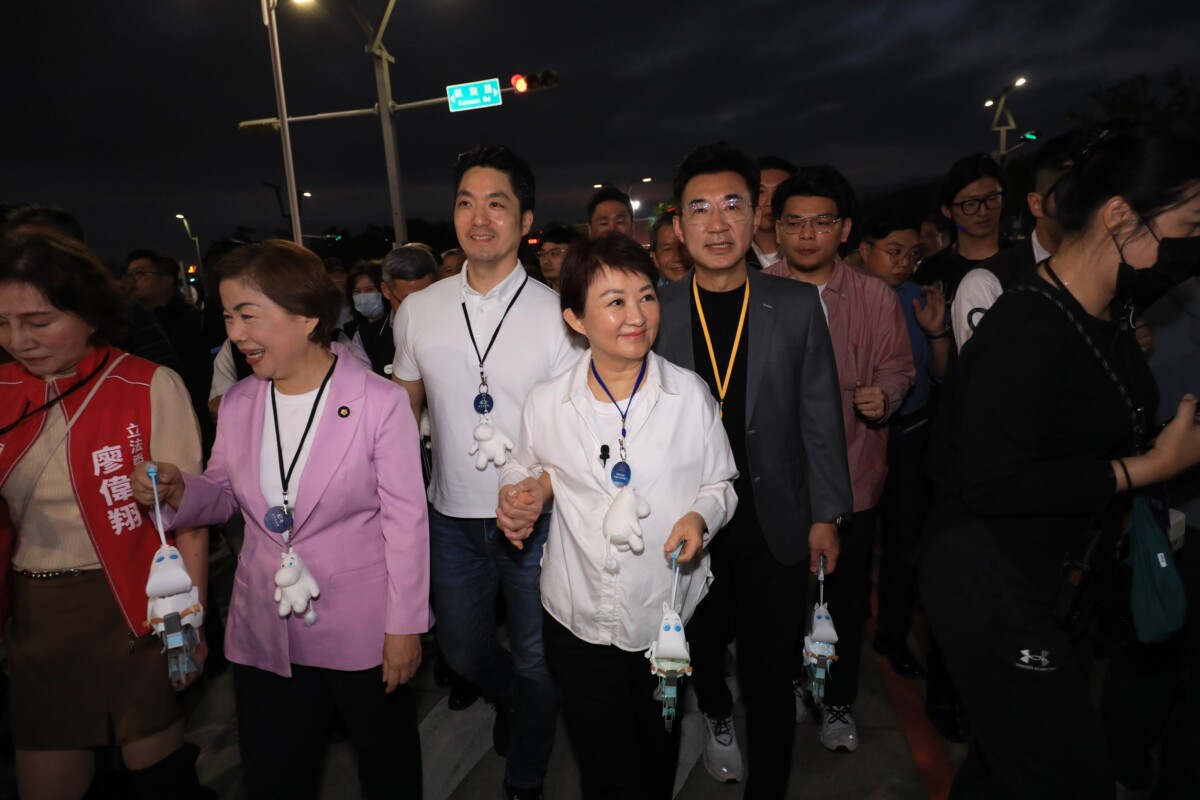 ▲兩位市長親切自然，現場氣氛熱烈溫馨，人氣與魅力成為燈會另一道最吸睛的風景。(圖/中市府提供)