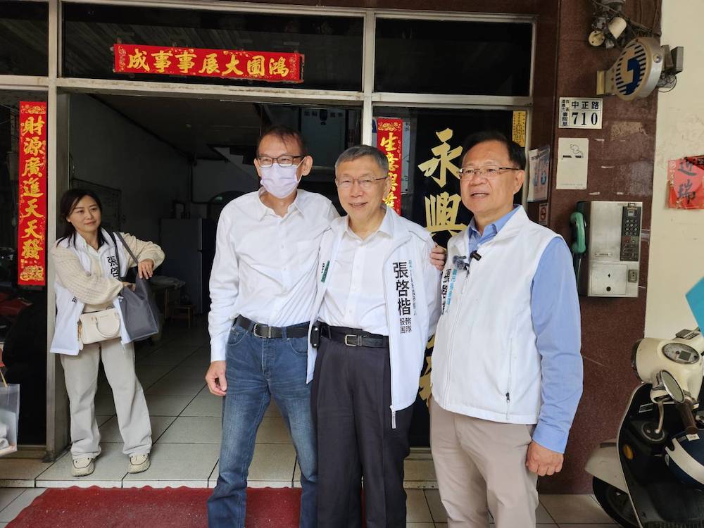 民眾黨嘉義市長參選人張啓楷競選團隊辦「三夜三廟口」政策開講行動,多位大咖出席同框力挺。(圖/張啓楷競選團隊提供)