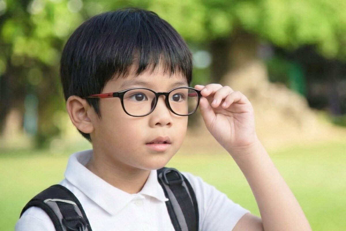嘉義基督教醫院眼科醫師莊超偉提出警告，指「近視絕非單純的視力問題，而是一種會導致眼球結構變形的『眼軸異常拉長』疾病！」（圖/嘉基提供）
