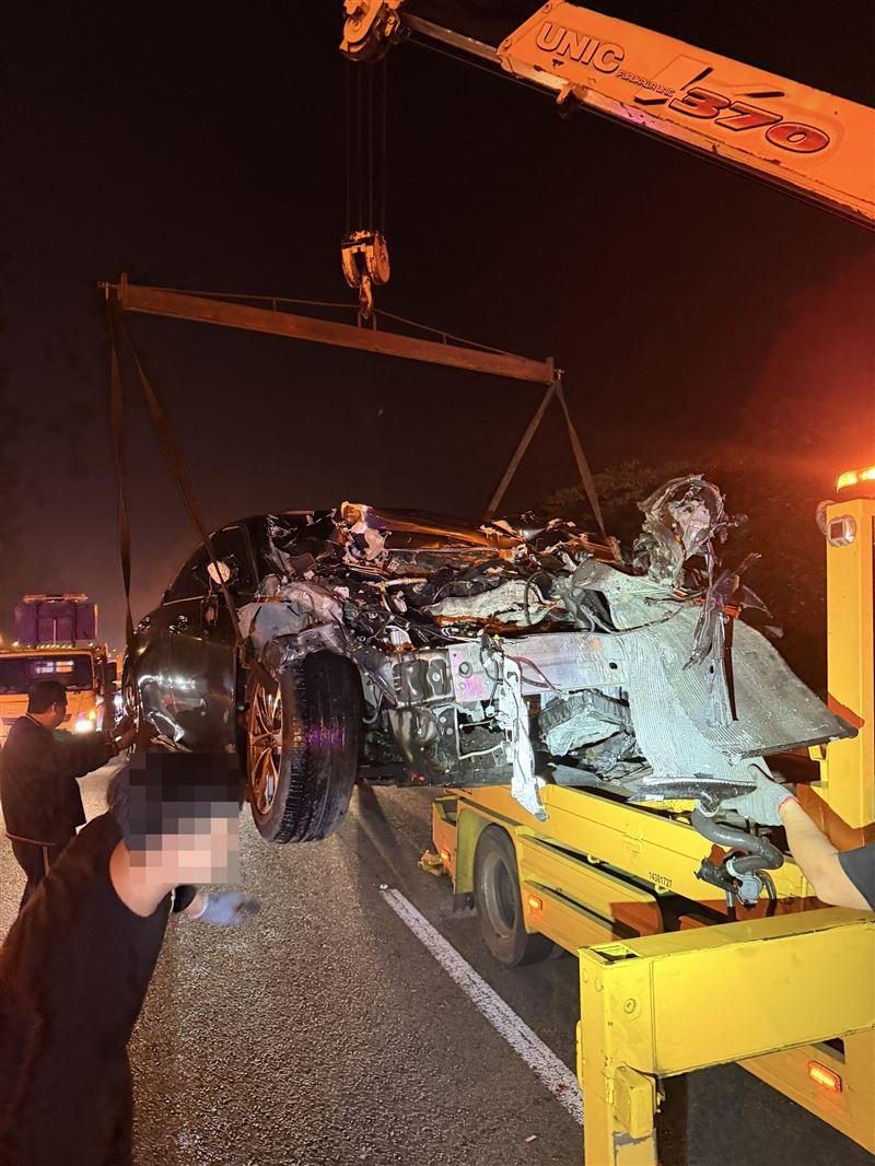 ▲第三輛的轎車追撞,車輛毀損嚴重,可見當下撞擊力道之大。(圖/翻攝畫面)