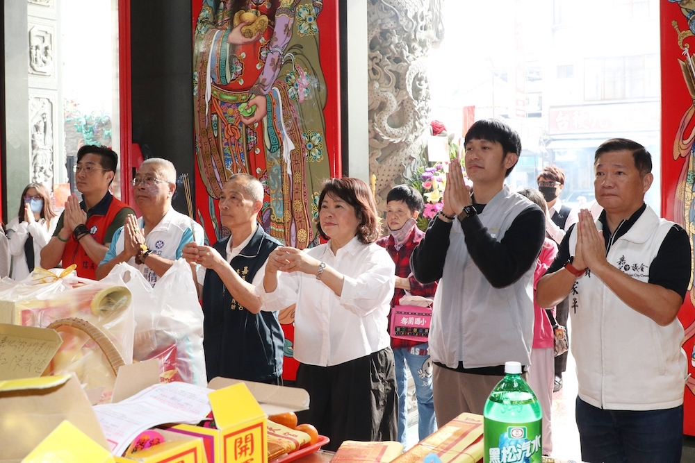 黃敏惠市長，率市府團隊參拜嘉義市古四城門的東門「東安宮」、西門「關廂境廟」、北門「北安宮」、南門「保南境福德正神廟」以及嘉邑福德宮為市運祈福。（圖/嘉義市政府提供）