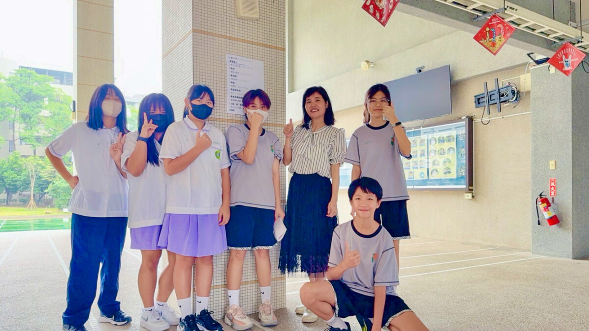 ▲元宵節，光華國中在走廊各處貼出創意燈謎，校長王小芬（後右二）與同學們一起闖關猜燈謎。（圖/光華國中提供）