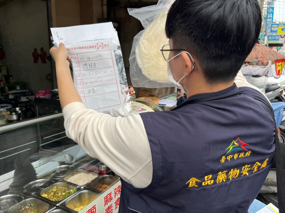 ▲食安處於潤餅店抽驗潤餅皮。(圖/中市府提供)