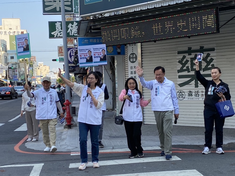 民眾黨參選嘉義市長的張啓楷競選團隊，在前立委蔡𤩹如陪掃街向鄉親請安，力拚在藍白整合機制中脫穎而出。（圖/民眾黨提供）