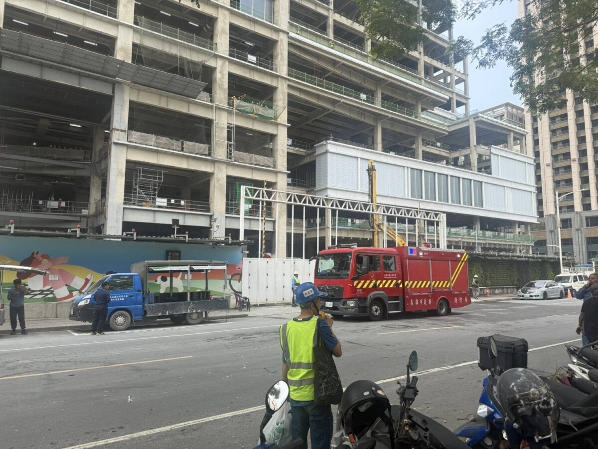 ▲高雄富邦凹子底案場驚傳鋼筋從49樓墜落砸毀兩車,並造成一名泰籍移工遭重壓送醫不治,市府已勒令停工。 (圖/記者陳維鈞翻攝)