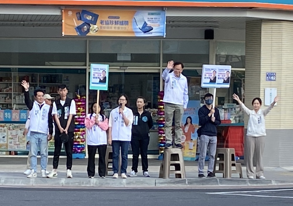 民眾黨參選嘉義市長的張啓楷競選團隊，在前立委蔡𤩹如陪掃街向鄉親請安，力拚在藍白整合機制中脫穎而出。（圖/民眾黨提供）